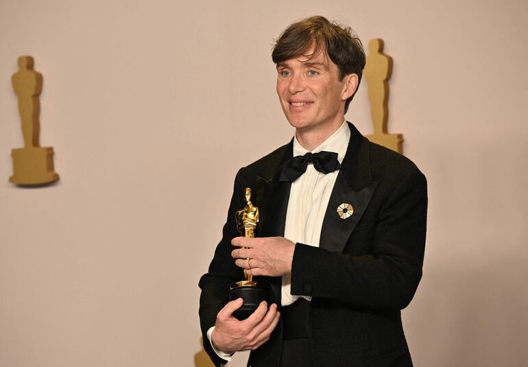 Cillian Murphy en la sala de prensa posando con su Óscar a Mejor Actor, por su trabajo en la película Oppenheimer.