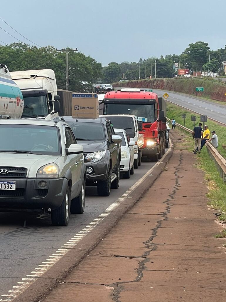 La manifestación genera inconvenientes y largas filas de vehículos sobre la ruta PY02.