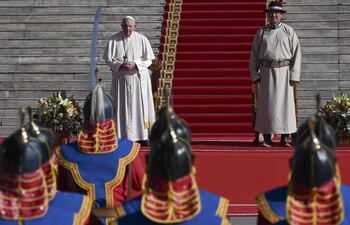 El Papa Francisco participa en la ceremonia de bienvenida con el presidente de Mongolia Ukhnaagiin Khurelsukh, en Mongolia.