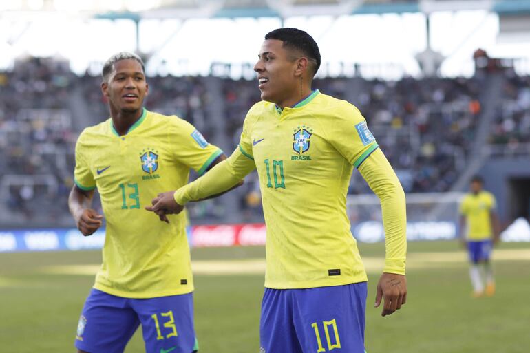 Matheus Martins (d) de Brasil celebra su gol hoy, en un partido de los octavos de final de la Copa Mundial de Fútbol sub-20 entre Brasil y Túnez en el estadio Diego Armando Maradona en La Plata (Argentina).