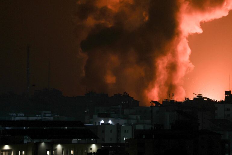 Una humareda se eleva desde la Ciudad de Gaza luego de un ataque aéreo israelí, en las primeras horas del domingo.