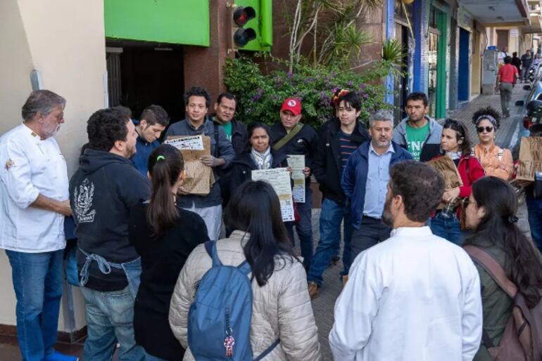 Miembros de la campaña "Pan sin veneno" contra el trigo transgénico. (Archivo)