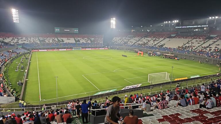 Vista del estadio Defensores del Chaco a menos de dos horas del partido entre Paraguay y Brasil por las Eliminatorias Sudamericanas 2026.