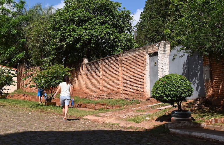 Fachada del centro Grupo de Apoyo a Adictos y Codependientes (GAAC), ubicado sobre la calle Río Confuso esq. Av. Bonifacio Ovando en Lambaré. 