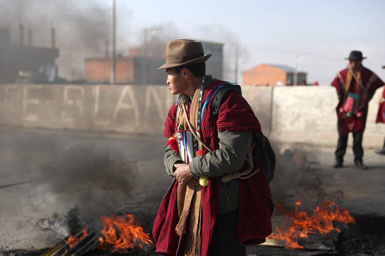 Indígenas bloquean una vía incinerando escombros durante una protesta hoy en la ciudad de El Alto (Bolivia).