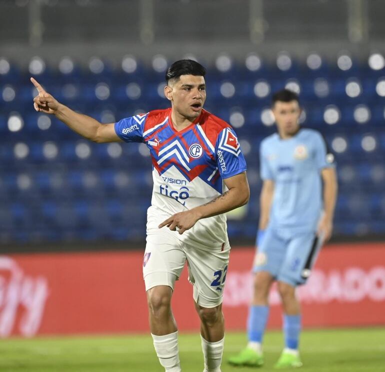 Claudio Aquino celebra su gol ante Resistencia en el Defensores del Chaco.