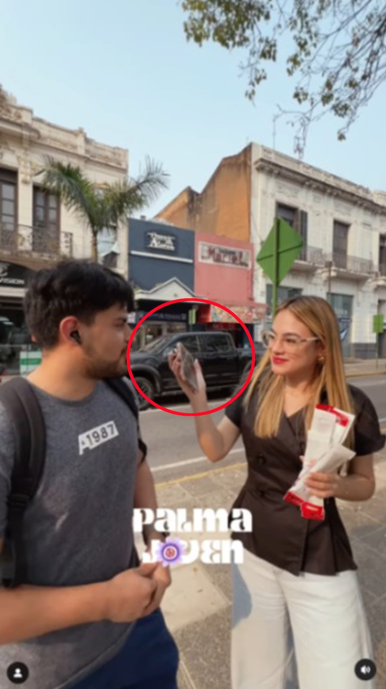 Salma Agüero grabando un TikTok; detrás se ve la camioneta.