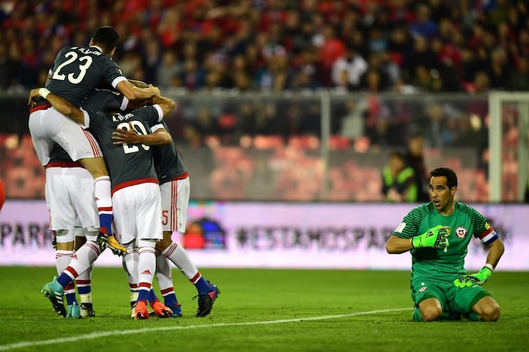 Los futbolistas de la selección paraguaya festejan un gol en el partido frente a Chile en el estadio Monumental, en Santiago, Chile.