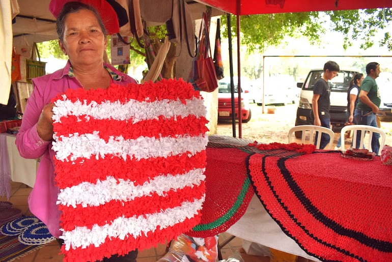 María Fernández, trabaja ¡con telar rústico confeccionando camineros, pero también prepara manteles hechos de crochet y utilizando los restos de telas de algodón.