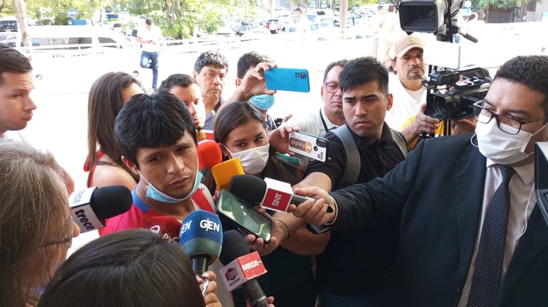 Silvio Vera (de remera roja y con tapabocas), hermano del chofer Nelson Vera, uno de los afectados por la fuga de amoníaco en la fábrica de Ochsi. Nelson está en situación crítica, con el 80% del cuerpo quemado.