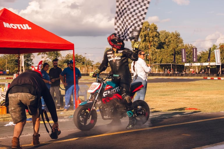 Pedro Valiente celebra con la bandera a cuadros el triunfo del domingo y el título de campeón en la categoría GP Pro, después de lo que fue una exitosa temporada de la modalidad que sigue creciendo.