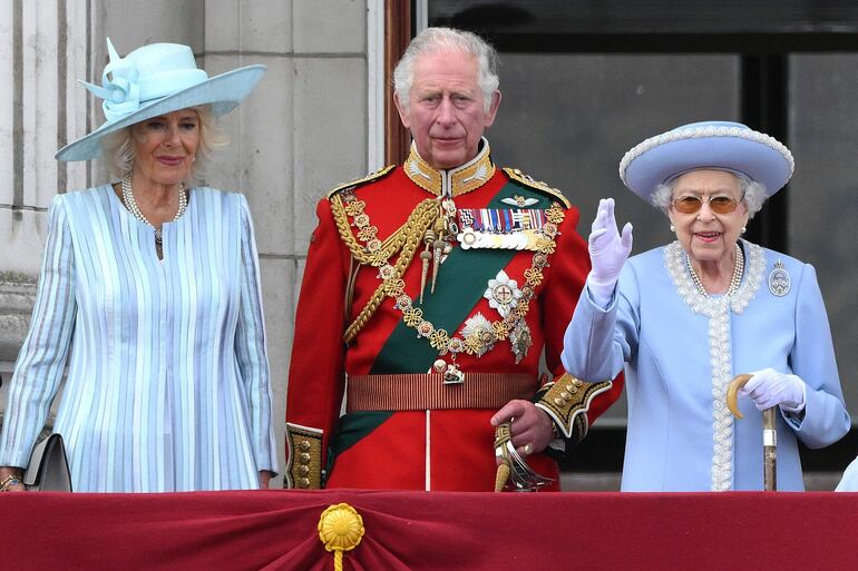 La Reina Isabel junto al heredero de la corona, el príncipe Carlos y la Duquesa, Camila.  (AFP)