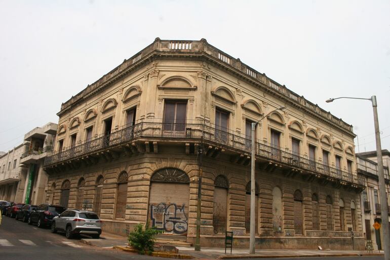 Palma sin cables aéreos.

Foto: Municipalidad de Asunción.