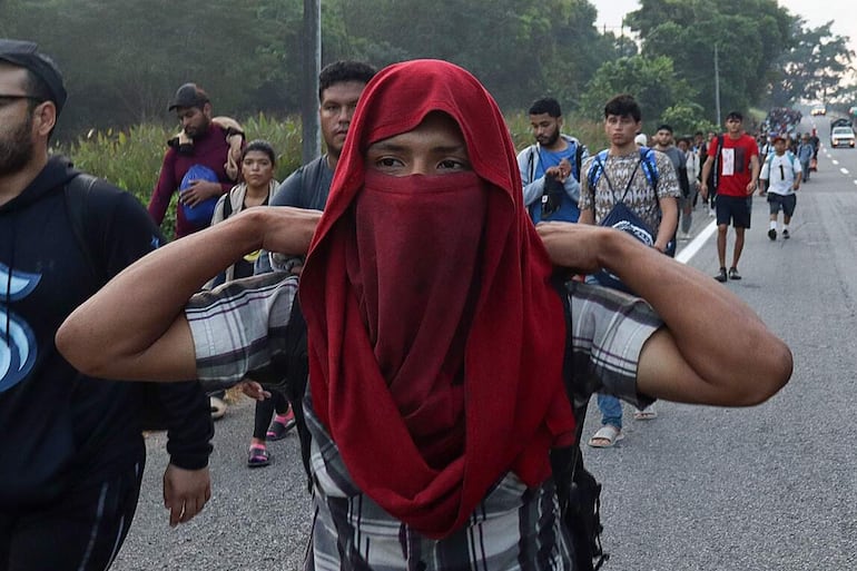 Migrantes caminan hacia la frontera con Estados Unidos este lunes, en el municipio de Huehuetán (México). Una caravana de 1.500 migrantes partió de la frontera sur de México a pesar de las declaraciones del presidente electo de Estados Unidos, Donald Trump, y la presidenta mexicana, Claudia Sheinbaum, quien aseguró la semana pasada que estos grupos ya no llegan al límite norte del país.