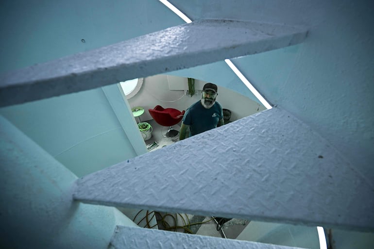 El ingeniero aeroespacial alemán Rudiger Koch, de 59 años, dentro de una habitación submarina frente a la costa de Puerto Lindo, Panamá.