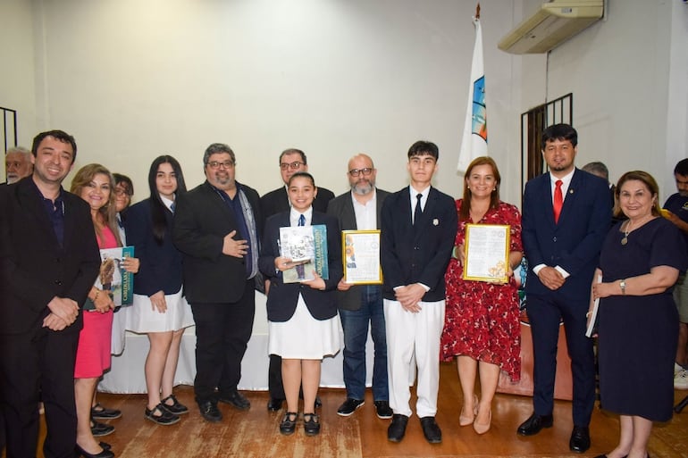 El 6 de noviembre pasado, se realizó en la Junta Municipal de Capiatá la premiación de un concurso sobre la vida de Ramona Castro. En el centro, el viceministro de Educación Básica, David Velázquez.