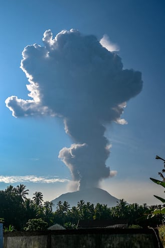 El monte Ibu arroja kilómetros de ceniza volcánica al aire durante su erupción, visto desde la aldea de Gam Ici en West Halmahera, en el norte de Maluku.