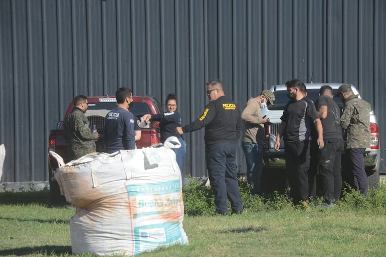 Los agentes revisarán una importante cantidad de bolsas de carbón.