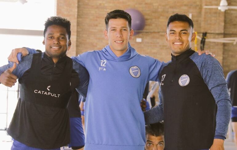 Juan Espínola (c) es el portero titular del Godoy Cruz.