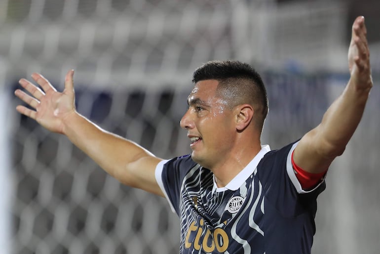 Óscar Cardozo de Libertad celebra un gol este miércoles, en un partido por la clasificación a los octavos de final de la Copa Sudamericana entre Universidad Católica y Libertad en el estadio Olímpico Atahualpa en Quito (Ecuador).