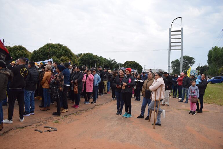 Los docentes llegaron con sus hijos en brazos, algunas con muletas, pero llegaron para defender sus derechos. 