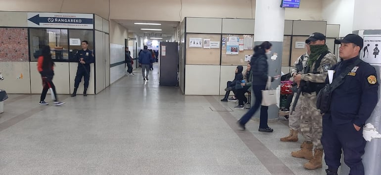 Los policías se ubicaron en todas las entradas del hospital.