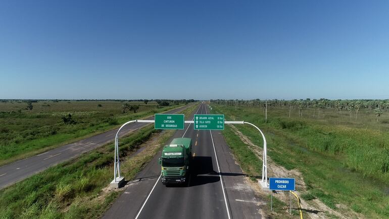 La nueva Ruta Transchaco al lado de la ruta anterior, la cual igualmente fue rehabilitada por partes.