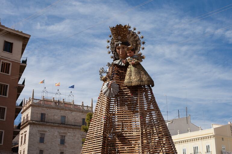 Parte de la fiesta de Las Fallas - monumento de madera de la Virgen María para decorar con flores - Valencia, España.