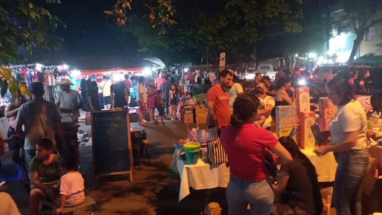 Intenso movimiento en el mercado de Itauguá en la víspera de los Reyes Magos.