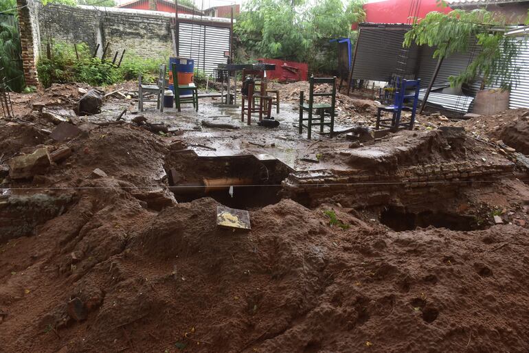 El inicio de la obra con enormes pozos y las varillas de hierro para lo que debe ser una estructura de hormigón se observan en la escuela Delfín Chamorro, del barrio Roberto L. Petit de Asunción.