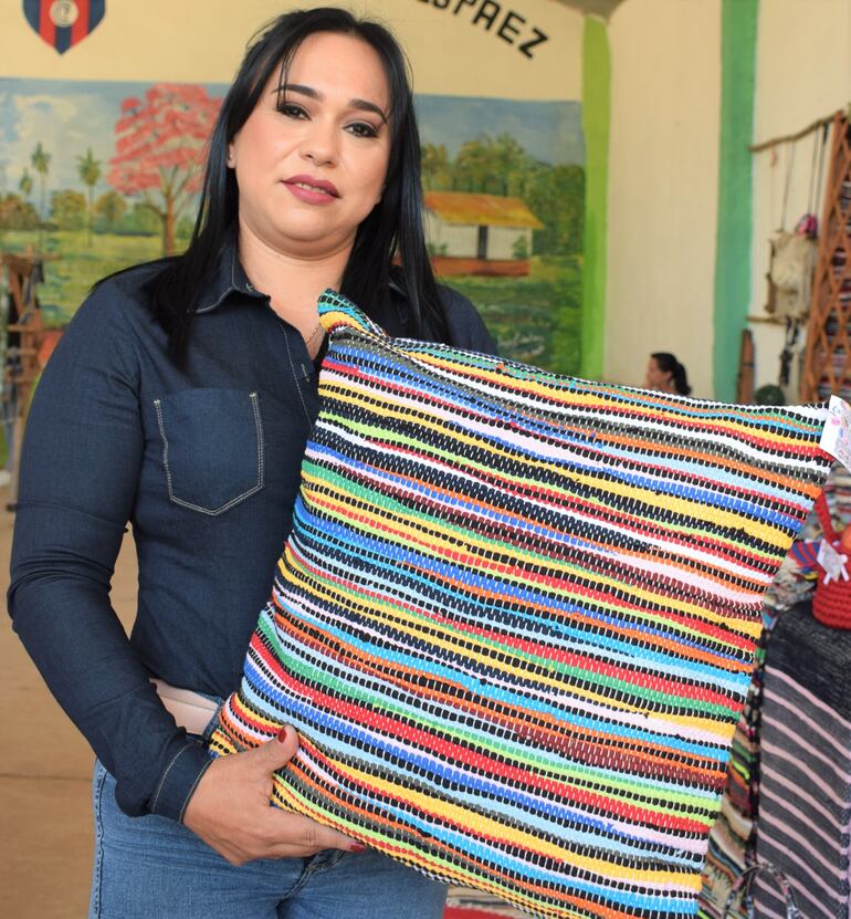 La artesana Blásida Ferreira, muestra el almohadón hecho de la frazada de trapo.
