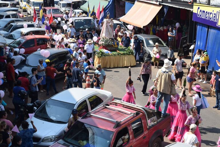 En la zona del mercado, una multitud, rindió su homenaje a la Nuestra Señora del Rosario.