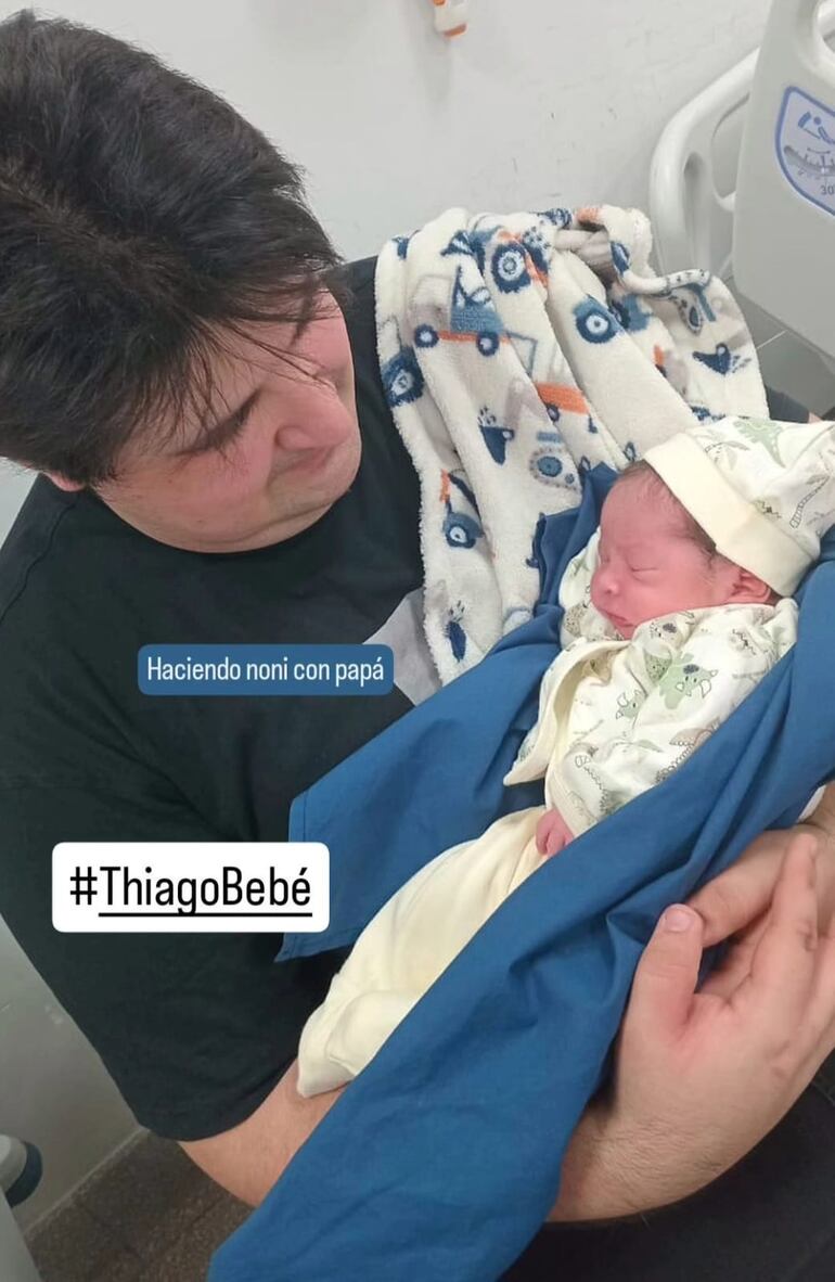 ¡Bella postal de padre e hijo! El conductor Jorge Montefilpo mirando con amor al recién nacido Thiago. (Instagram/Jorge Montefilpo)