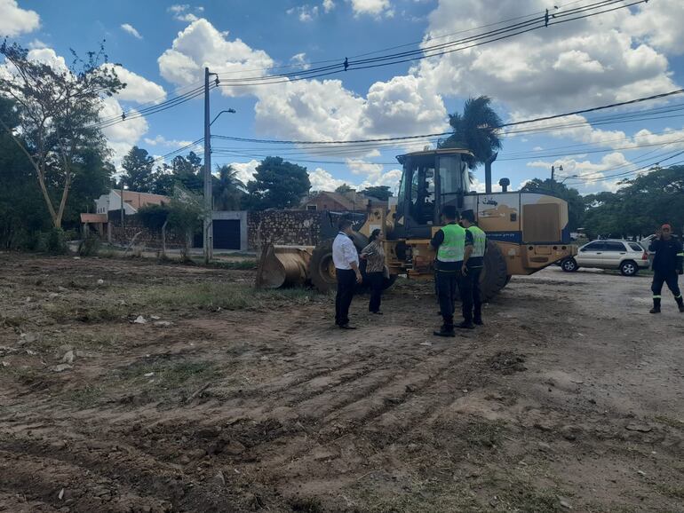 Denuncian uso de máquinas y funcionarios de la Municipalidad de Luque para mejoras en terreno privado.