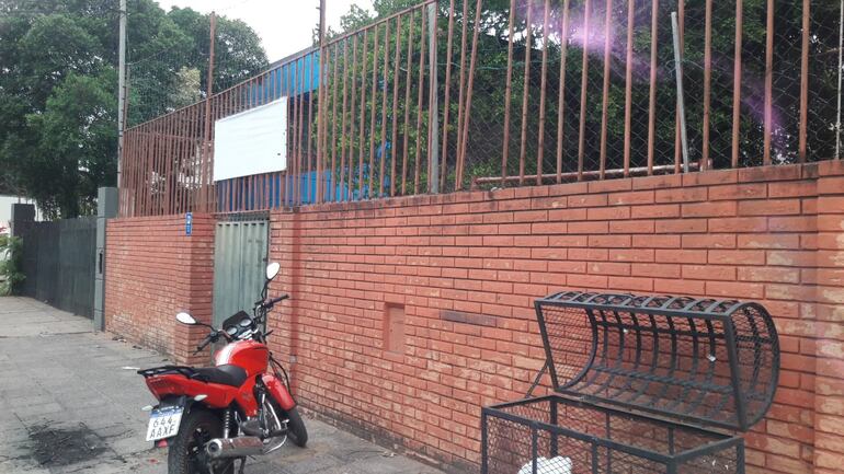 Fachada de la escuela Carlos Antonio López del barrio Trinidad de Asunción.