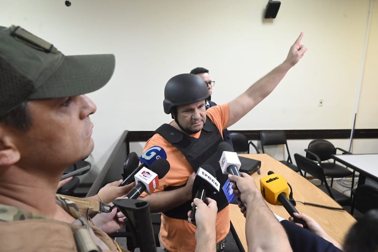 Con chaleco antibalas y casco, el pastor José Insfrán en su audiencia.