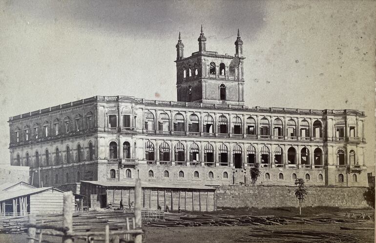 El Palacio de López luego del bombardeo que sufrió durante la Guerra contra la Triple Alianza. Fue centro de los festejos de la llegada del 1900.