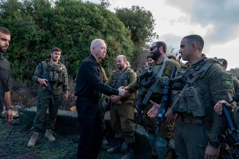 El ministro israelí de Defensa, Yoav Gallant, saluda a soldados desplegados cerca de la frontera con Líbano.