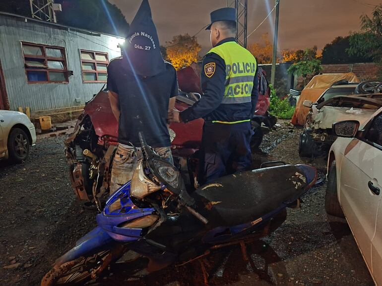 Edgar Manuel Ferreira y la motocicleta que le robó a su expareja.