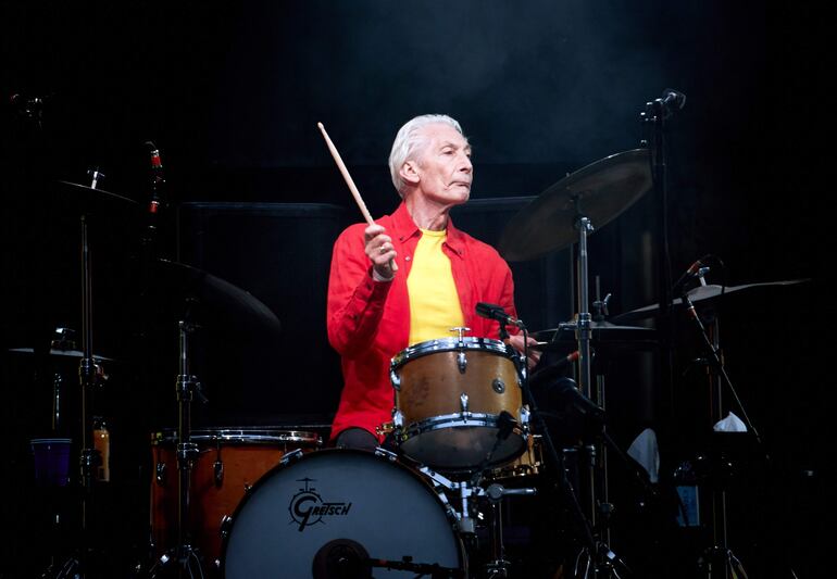 Charlie Watts de la banda de rock británica The Rolling Stones actúa durante un concierto en el Olympiastadion de Berlín, Alemania, el 22 de junio de 2018.
