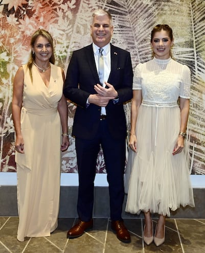 La presidente de AmCham Paraguay, Maricel Ibáñez, el embajador de los Estados Unidos en Paraguay, Marc Ostfield, y la presidente de la Fundación AmCham, Estefanía Elicetche.