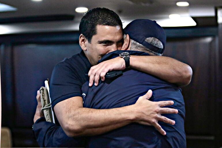 Robert Harrison, presidente de la Asociación Paraguaya de Fútbol, (i) y Carlos Jara Saguier, entrenador de la selección paraguaya, festejan el título de campeón del Preolímpico 2024 en el estadio Brígido Iriarte, en Caracas, Venezuela.