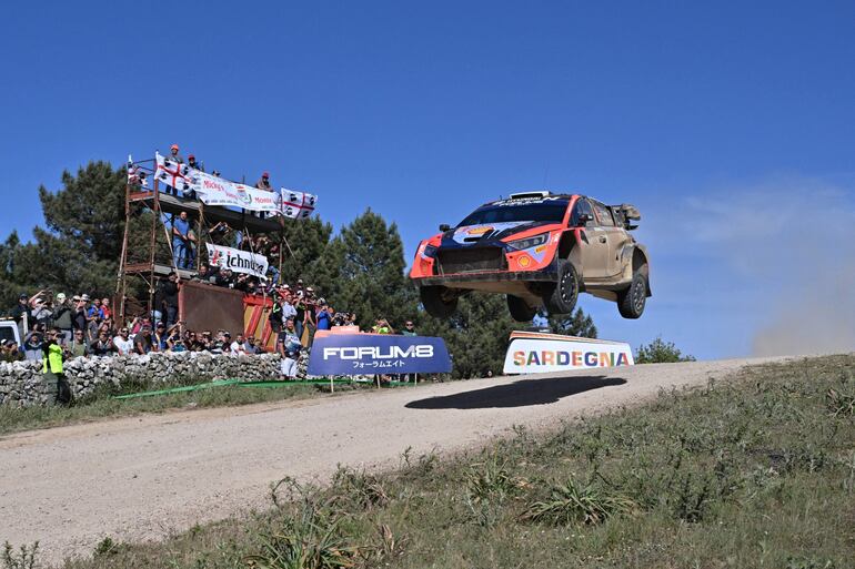 Gran salto del Hyundai i20 N Rally1 Hybrid de los ganadores en la clasificación general, Ott Tänak y Martin Järveoja.