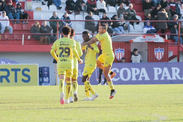 Los jugadores del Deportivo Recoleta festejan un gol del nigeriano Feyiseitan Asagidigbi (seg. de der. a izq.) en el partido de la Fase 2 de la Copa Paraguay 2024 frente a Sportivo San Miguel de Puerto Elsa.