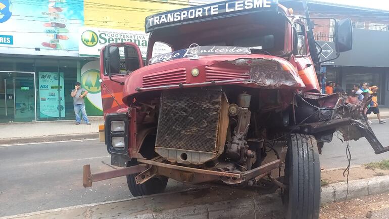 Camión Mercedes Benz con graves daños materiales en su parte frontal tras triple choque en ruta PY02. (gentileza).