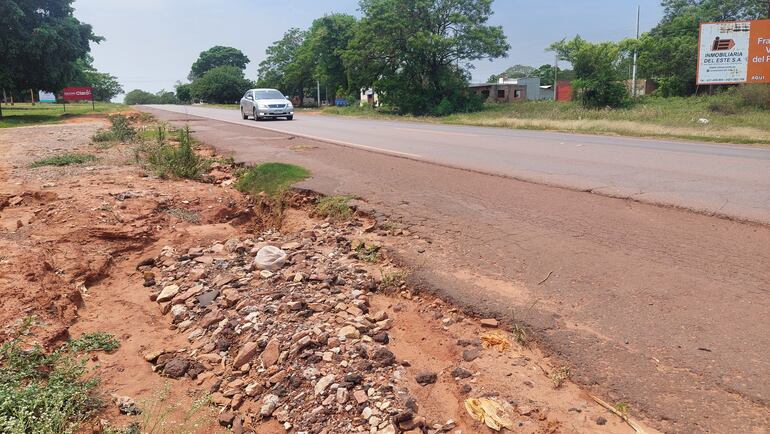 Las Banquinas de la Ruta Py 02 totalmente destruida.