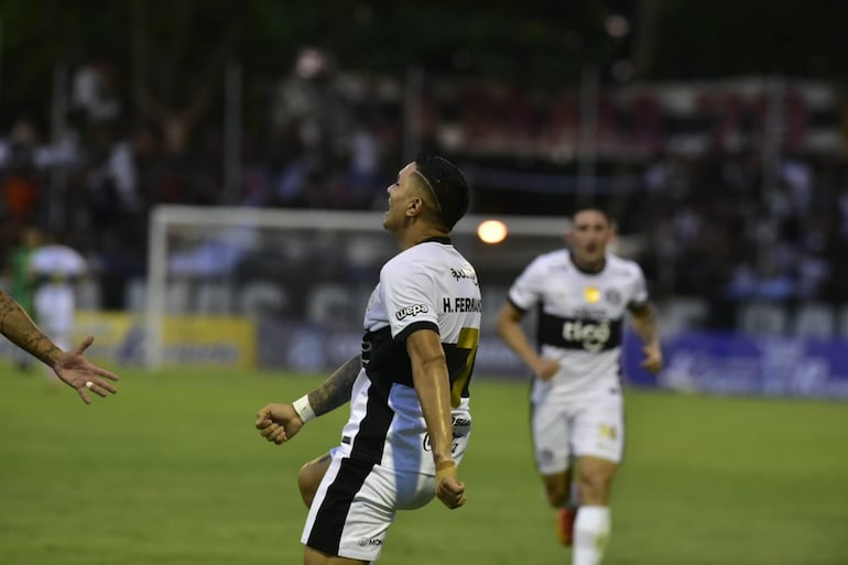 Hugo Fernández festeja después de marcar un golazo para Olimpia