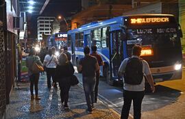 Pasajeros en paradas de buses en el entro de Asunción.