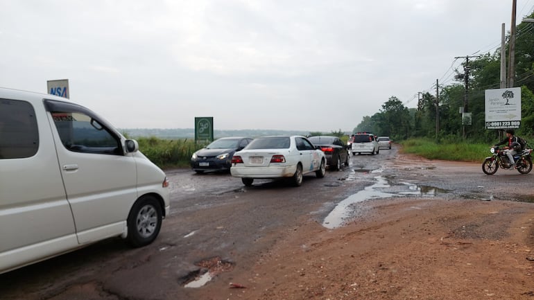 La Ruta Departamental D025, que conecta el aeropuerto de Luque con Mariano Roque Alonso, se encuentra repleta de baches, cráteres y grietas.