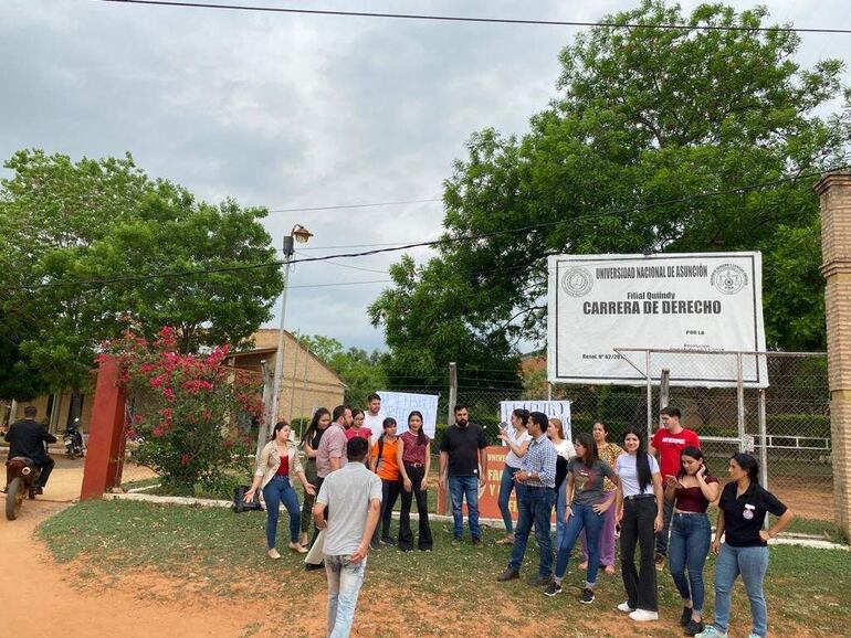 Estudiantes afectados por la resolución de la Facultad. Piden ayuda a profesionales del derecho para poder denunciar ante las instancias correspondientes las irregularidades de la institución.